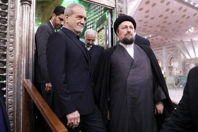 استقبال سیدحسن خمینی از پزشکیان در حرم امام خمینی/ فاتحه خوانی سقاب اصفهانی در کنار رئیس جمهور + تصاویر