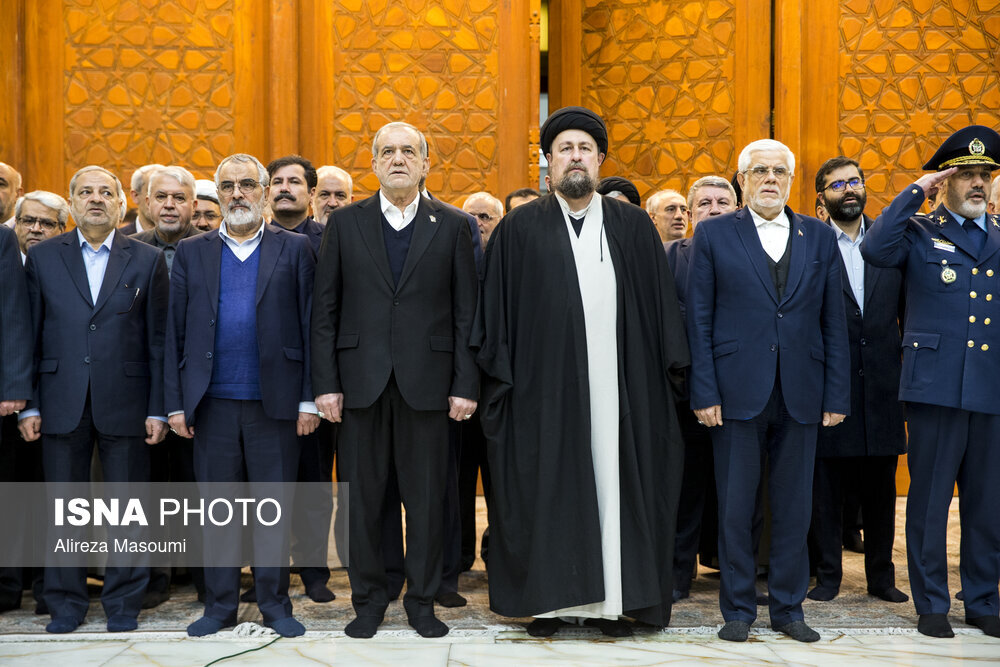 استقبال سیدحسن خمینی از پزشکیان در حرم امام خمینی/ فاتحه خوانی سقاب اصفهانی در کنار رئیس جمهور + تصاویر