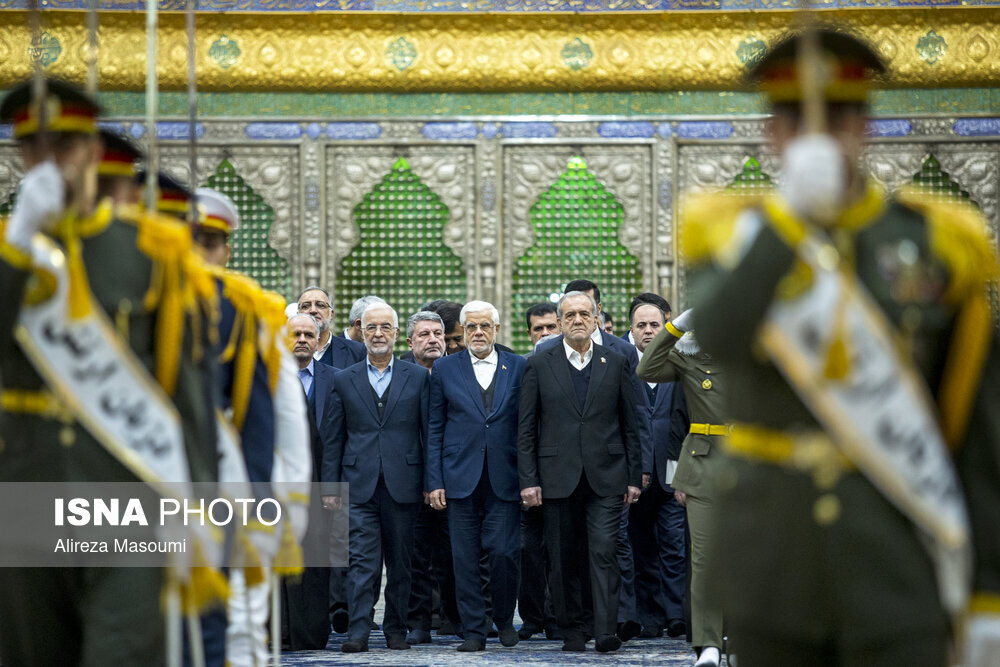 استقبال سیدحسن خمینی از پزشکیان در حرم امام خمینی/ فاتحه خوانی سقاب اصفهانی در کنار رئیس جمهور + تصاویر