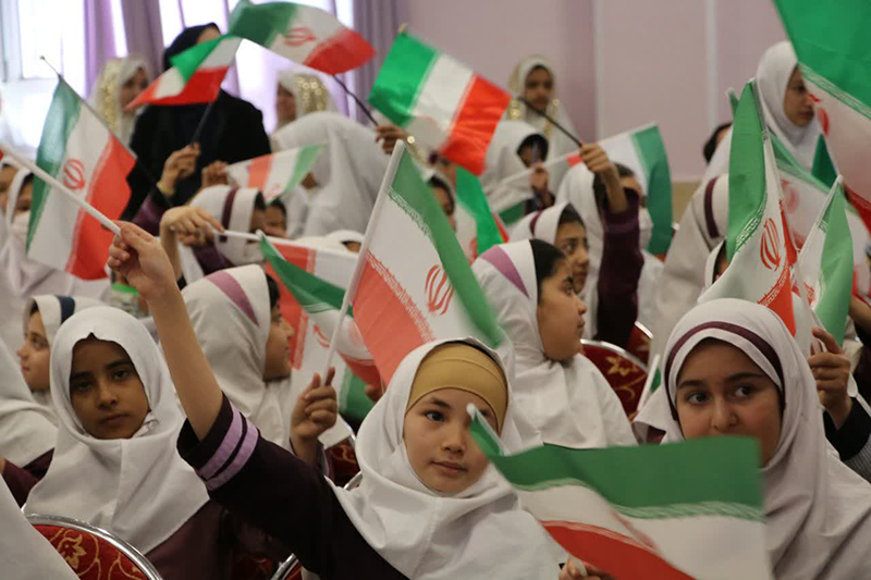 زنگ انقلاب و جشن «ایران‌مون» در هزار مدرسه سمنان طنین‌انداز شد