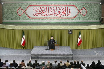 ببینید | رهبر انقلاب: مسئله تقابل آمریکا و ایران در دو کلمه خلاصه می‌شود؛ آمریکا می‌خواهد ایران را ببلعد، ملت رشید ایران و جمهوری اسلامی مانع است