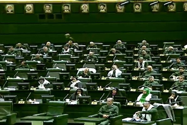 مجلس یکدست سبزپوش شد/ همبستگی نمایندگان با سپاه پاسداران+عکس
