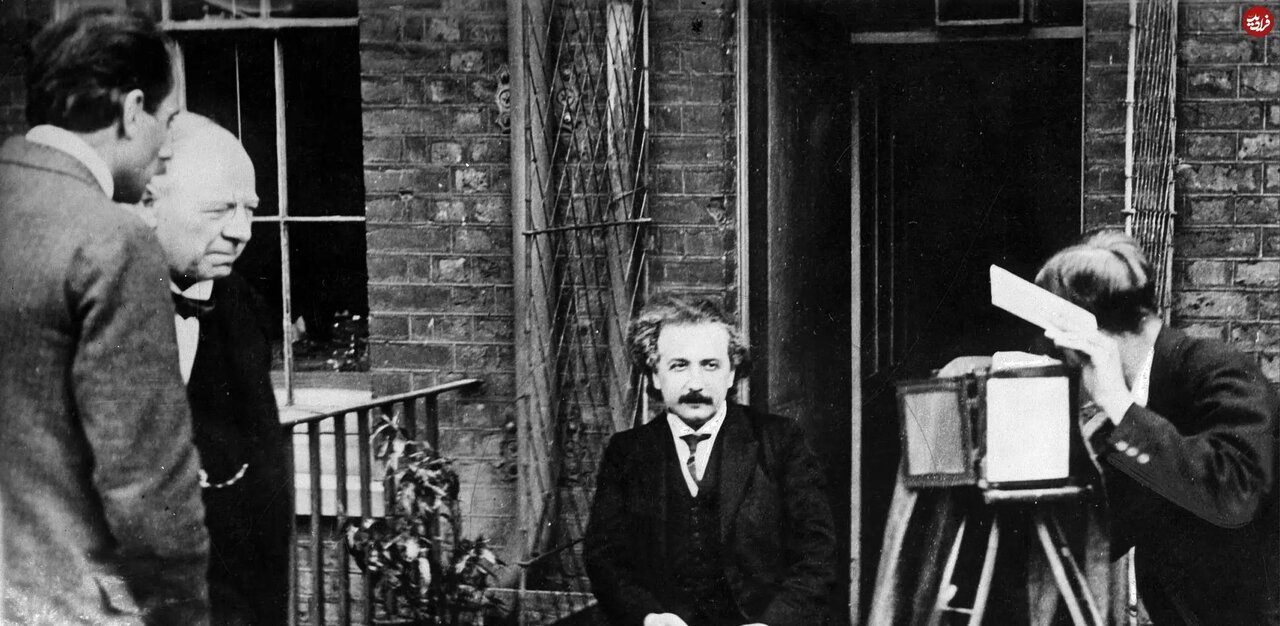 عکس/ اینشتین ۴۲ ساله در باغ لرد هالدین در لندن؛ سال ۱۲۹۹