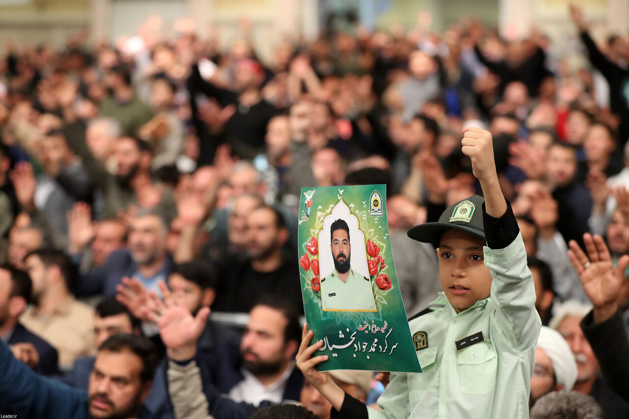 تصاویری از مهمانان امروز بیت رهبری/ سلام نظامی یک کودک خردسال/ پلاکارد «شاه رفت» بر روی دستان یک نوجوان + عکس