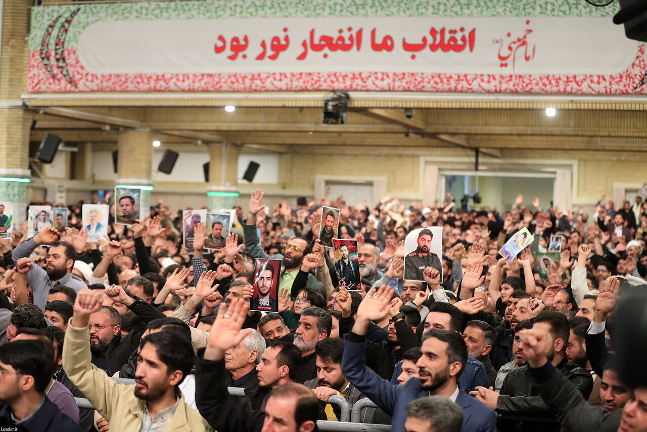 تصاویری از مهمانان امروز بیت رهبری/ سلام نظامی یک کودک خردسال/ پلاکارد «شاه رفت» بر روی دستان یک نوجوان + عکس