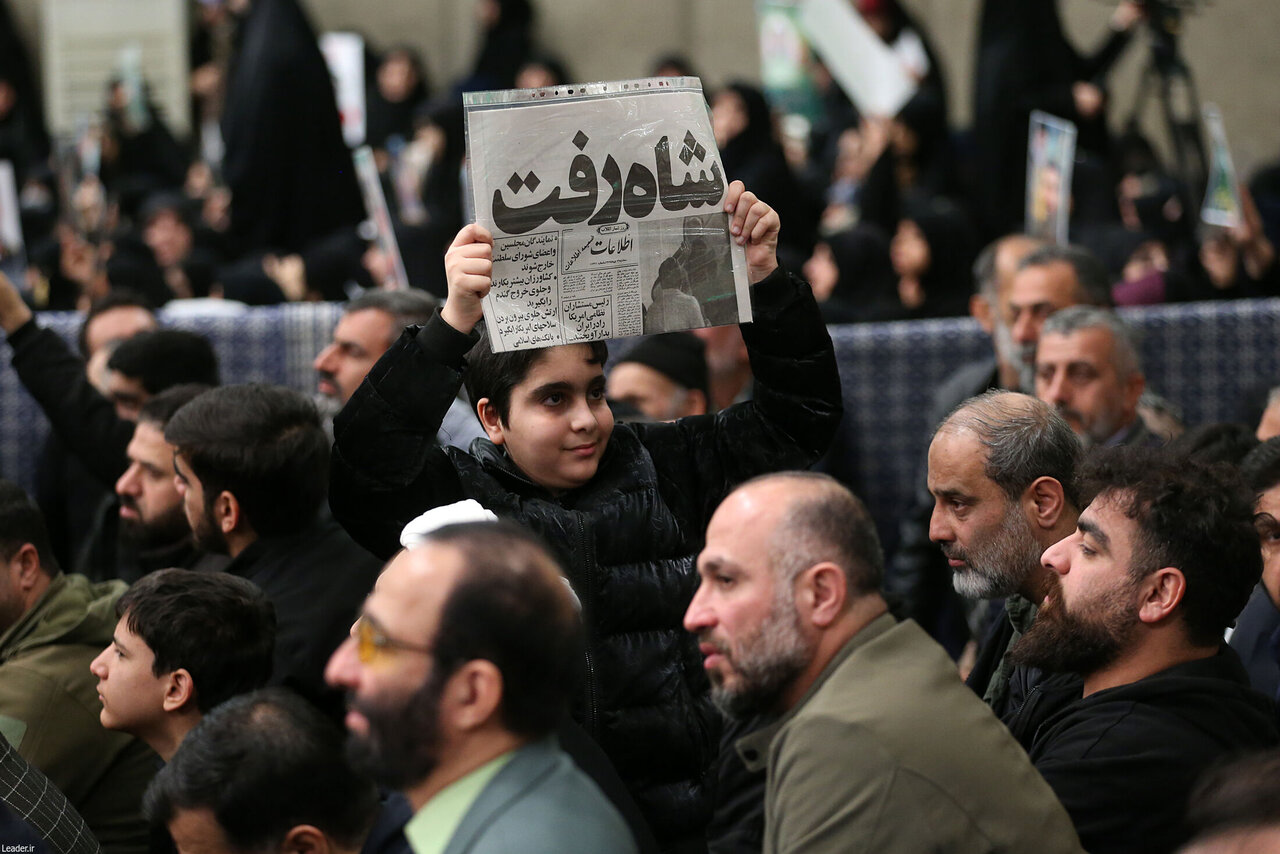 تصاویری از مهمانان امروز بیت رهبری/ سلام نظامی یک کودک خردسال/ پلاکارد «شاه رفت» بر روی دستان یک نوجوان + عکس