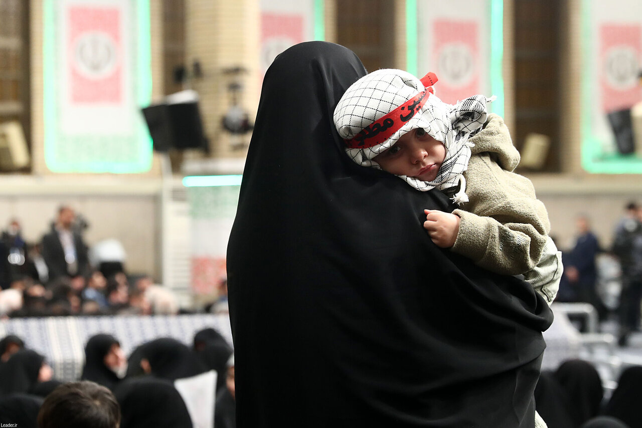 تصاویری از مهمانان امروز بیت رهبری/ سلام نظامی یک کودک خردسال/ پلاکارد «شاه رفت» بر روی دستان یک نوجوان + عکس