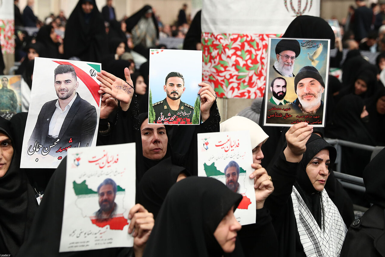 تصاویری از مهمانان امروز بیت رهبری/ سلام نظامی یک کودک خردسال/ پلاکارد «شاه رفت» بر روی دستان یک نوجوان + عکس