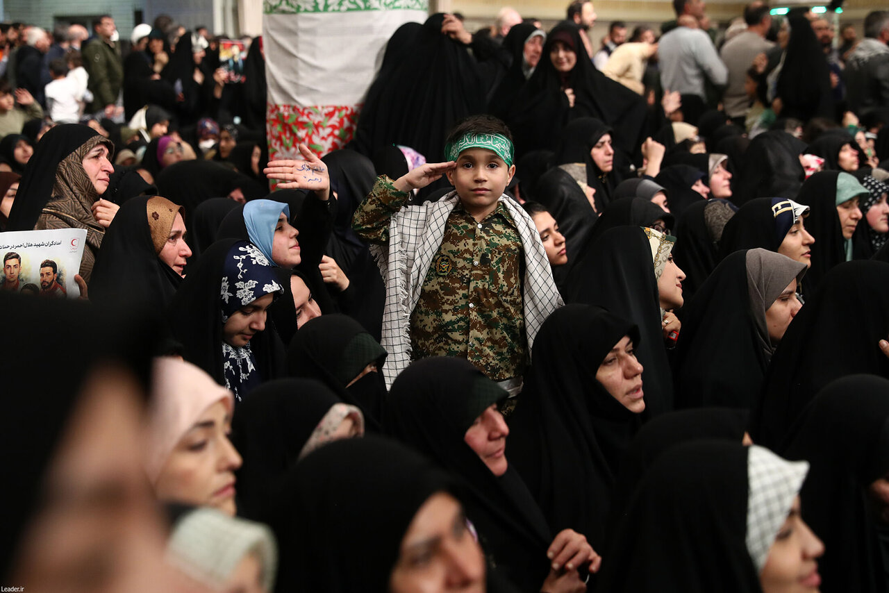 تصاویری از مهمانان امروز بیت رهبری/ سلام نظامی یک کودک خردسال/ پلاکارد «شاه رفت» بر روی دستان یک نوجوان + عکس