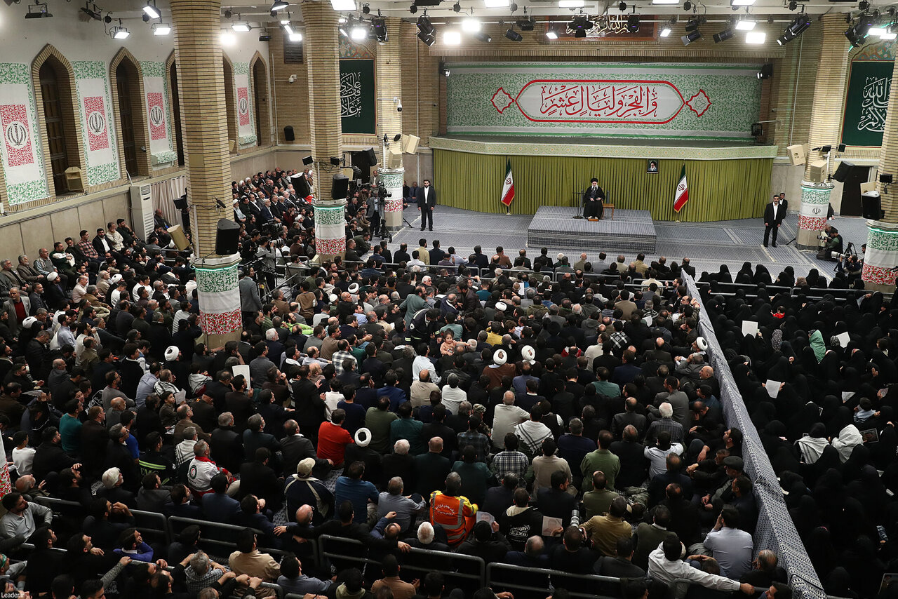 تصاویری از مهمانان امروز بیت رهبری/ سلام نظامی یک کودک خردسال/ پلاکارد «شاه رفت» بر روی دستان یک نوجوان + عکس