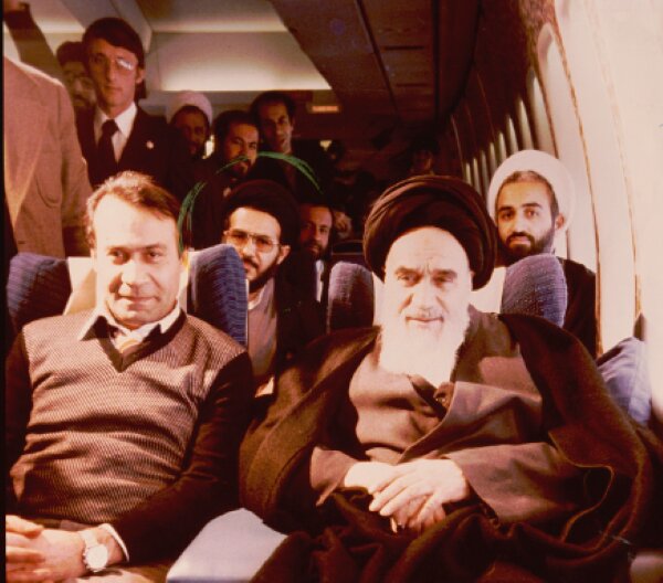 خبرنگار فرانسوی: قطب‌زاده به طور ناگهانی در داخل هواپیما یک نشست خبری برگزار کرد