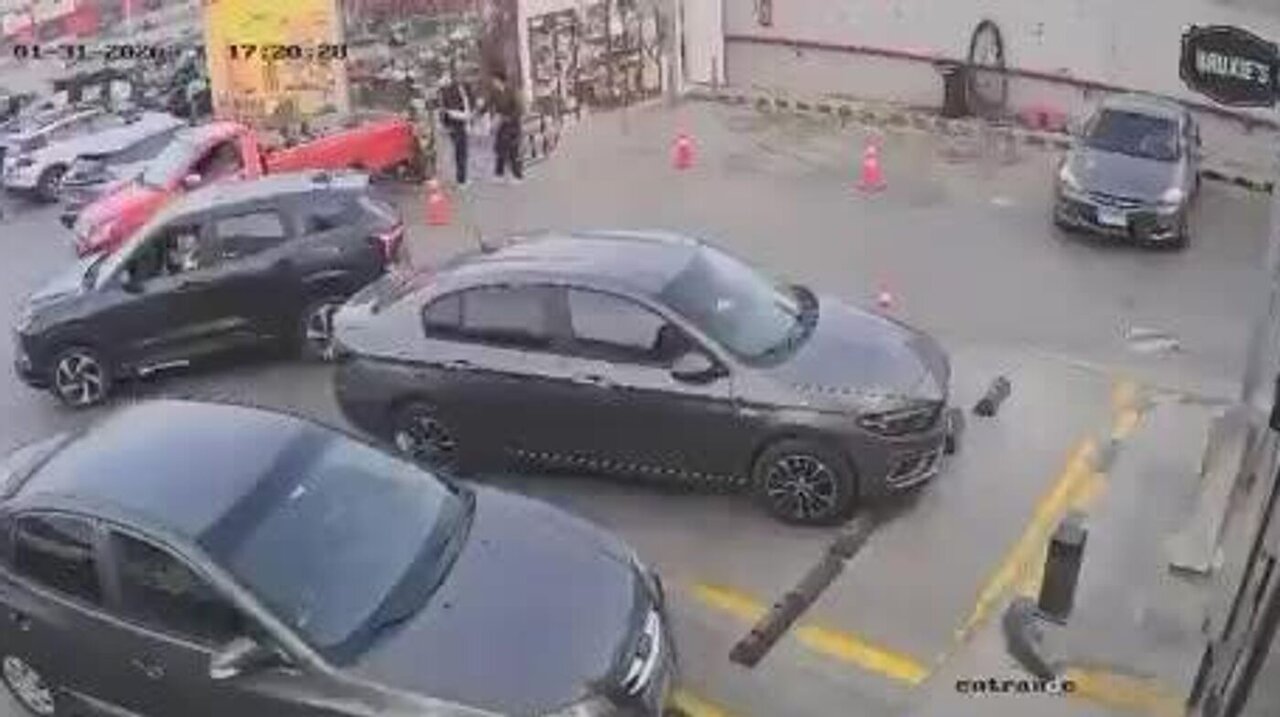 ببینید | ریزش ناگهانی زمین در یک پمپ بنزین در مصر