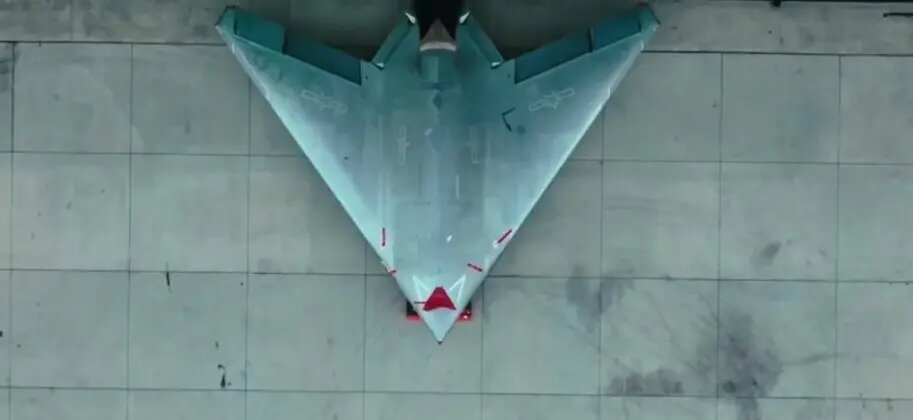 شکار پهپاد پنهانکار روی عرشه ناو هواپیمابر