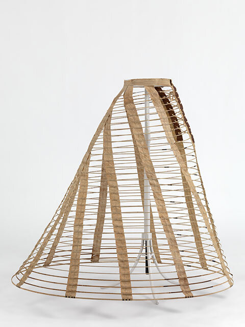 وقتی فنرهای زیر دامن جان زنان را میگرفت و نپوشیدن دستکش عیب بود!