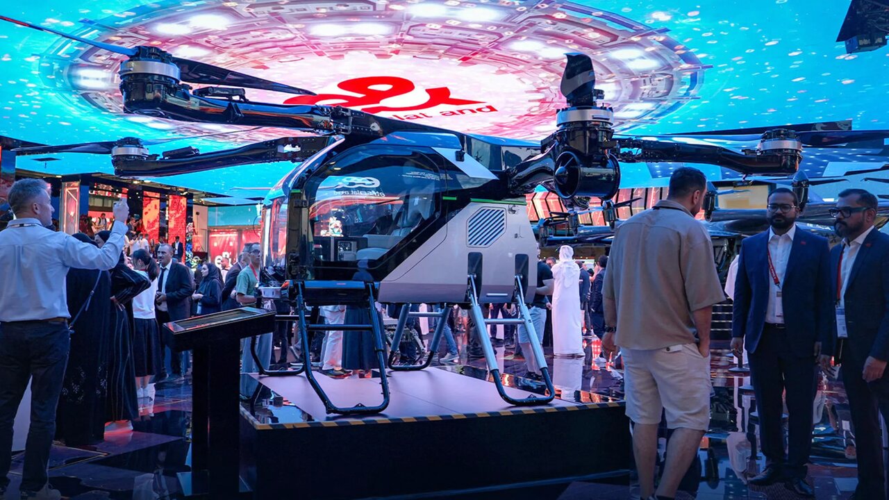 ناو هواپیمابر روی آسفالت