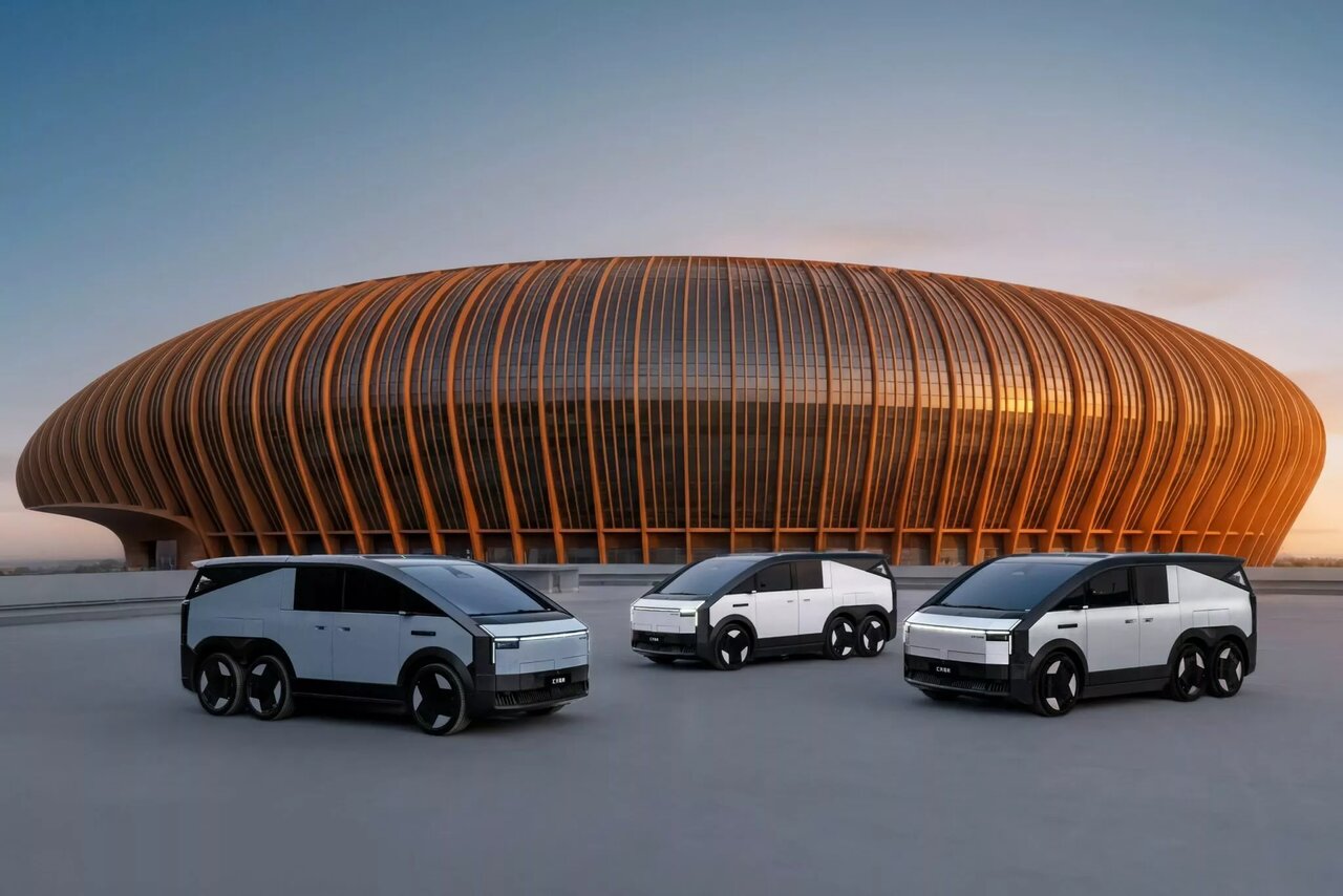 ناو هواپیمابر روی آسفالت