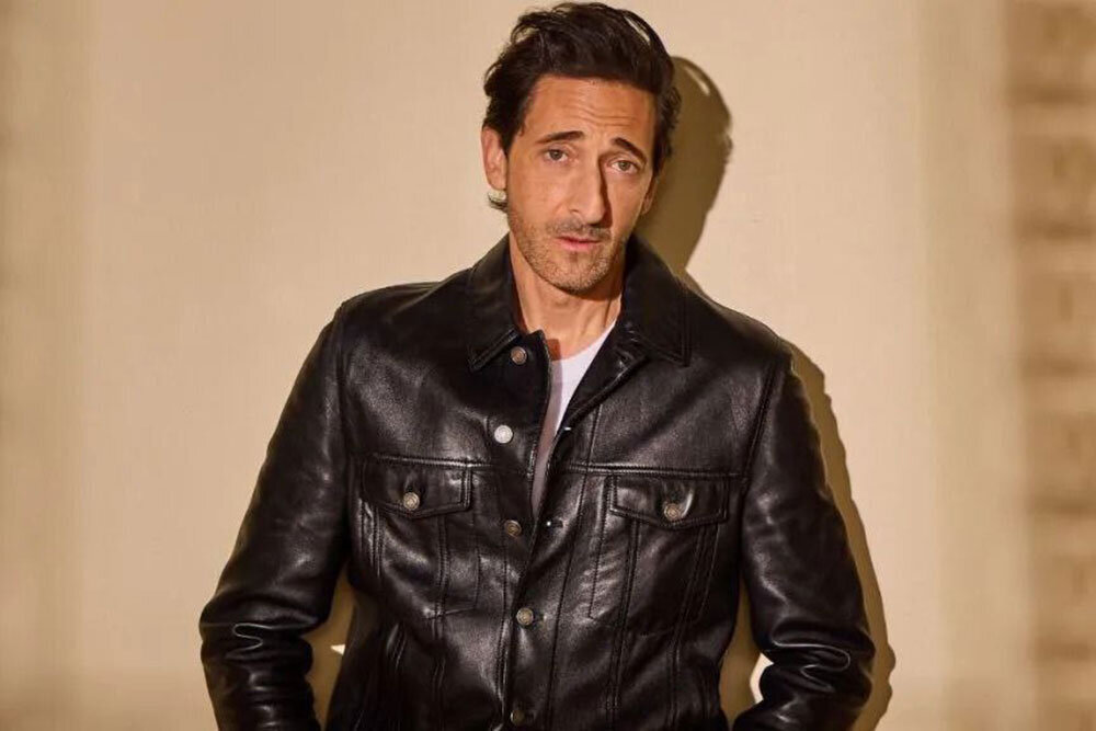 آدرین برودی به صحنه تئاتر بازمیگردد. آدرین برودی به صحنه تئاتر بازمیگردد.