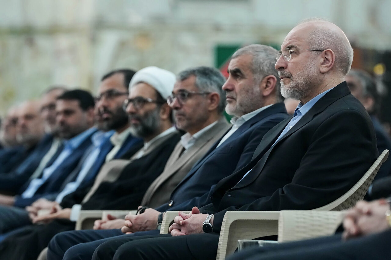 تجدید میثاق رئیس و نمایندگان مجلس با آرمانهای امام (ره)/ عکس دسته جمعی نمایندگان با سید حسن خمینی + تصویر 5 تجدید میثاق رئیس و نمایندگان مجلس با آرمانهای امام (ره)/ عکس دسته جمعی نمایندگان با سید حسن خمینی + تصویر