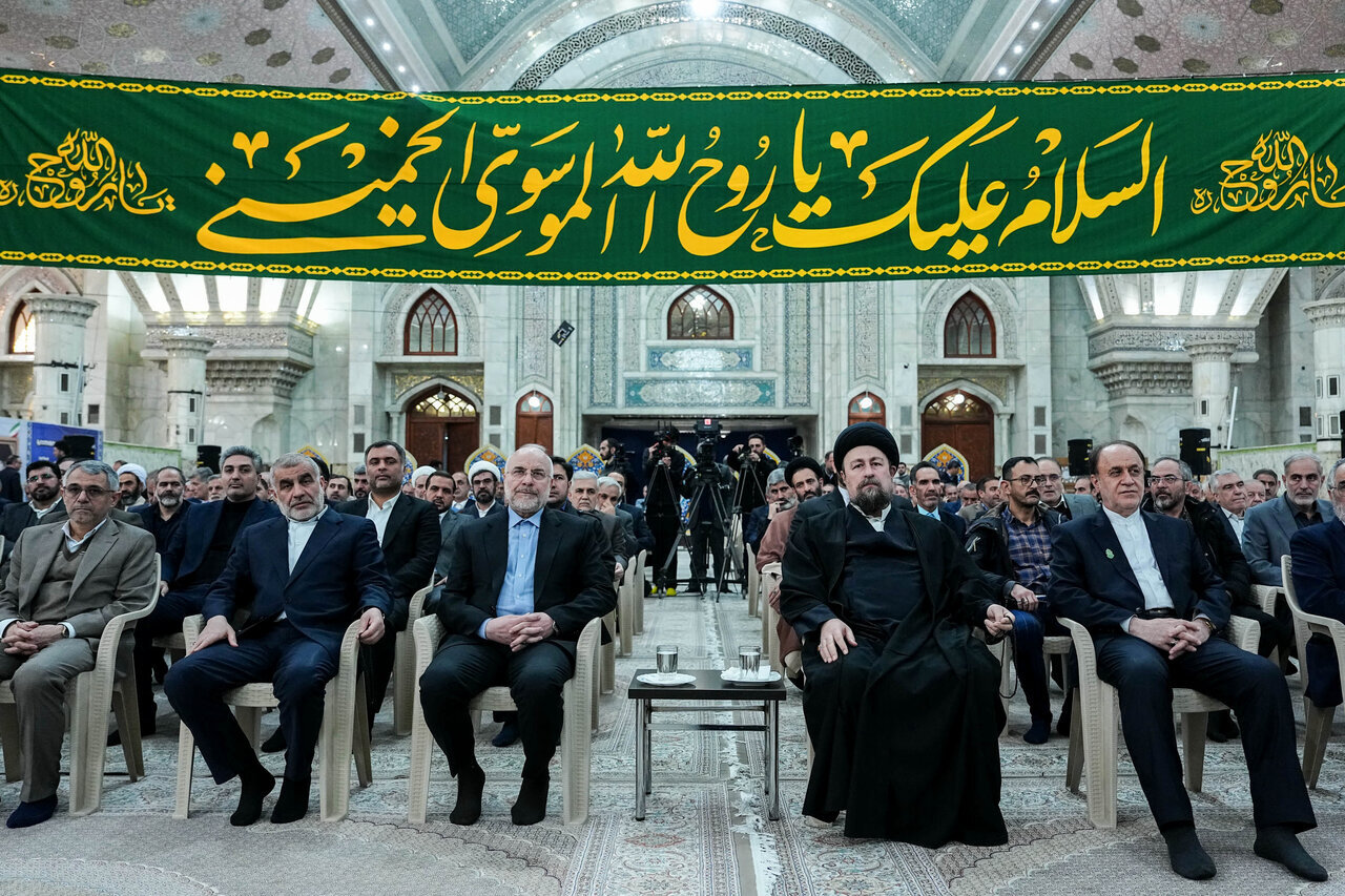 تجدید میثاق رئیس و نمایندگان مجلس با آرمانهای امام (ره)/ عکس دسته جمعی نمایندگان با سید حسن خمینی + تصویر 3 تجدید میثاق رئیس و نمایندگان مجلس با آرمانهای امام (ره)/ عکس دسته جمعی نمایندگان با سید حسن خمینی + تصویر