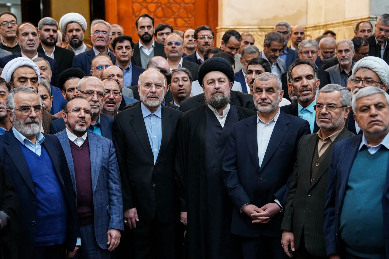 تجدید میثاق رئیس و نمایندگان مجلس با آرمانهای امام (ره)/ عکس دسته جمعی نمایندگان با سید حسن خمینی + تصویر 7 تجدید میثاق رئیس و نمایندگان مجلس با آرمانهای امام (ره)/ عکس دسته جمعی نمایندگان با سید حسن خمینی + تصویر