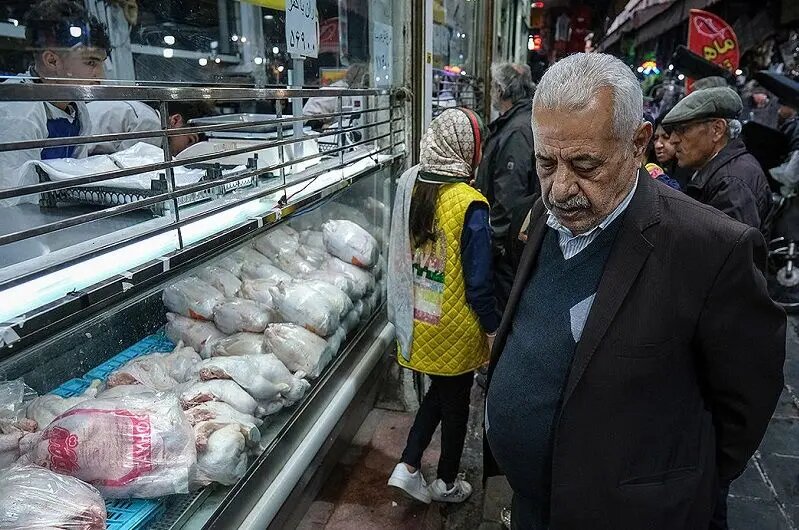 قیمت جدید مرغ در بازار اعلام شد؛ کاهش تقاضا موجب افت قیمتها شد. قیمت جدید مرغ در بازار اعلام شد؛ کاهش تقاضا موجب افت قیمتها شد.