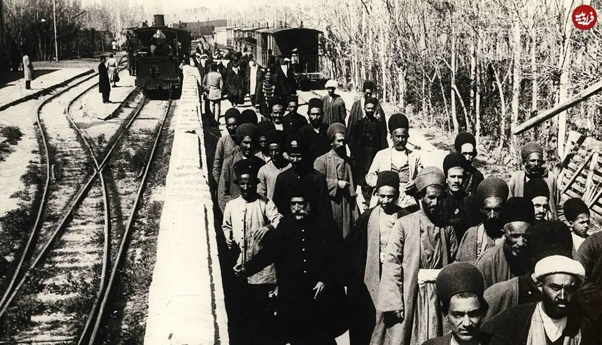 عکس/ خروج مسافرین ماشین دودی از ایستگاه شهرری در دوره قاجار