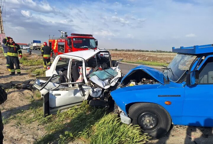 تصادف هولناک بین نیسان و پراید منجر به فوت یک نفر شد. تصادف هولناک بین نیسان و پراید منجر به فوت یک نفر شد.