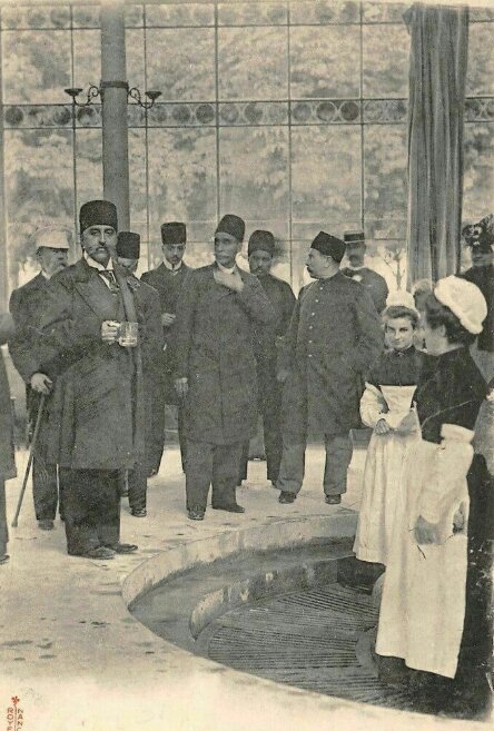 عکس/ مظفرالدین‌شاه در حال نوشیدنی آب معندی در فرانسه