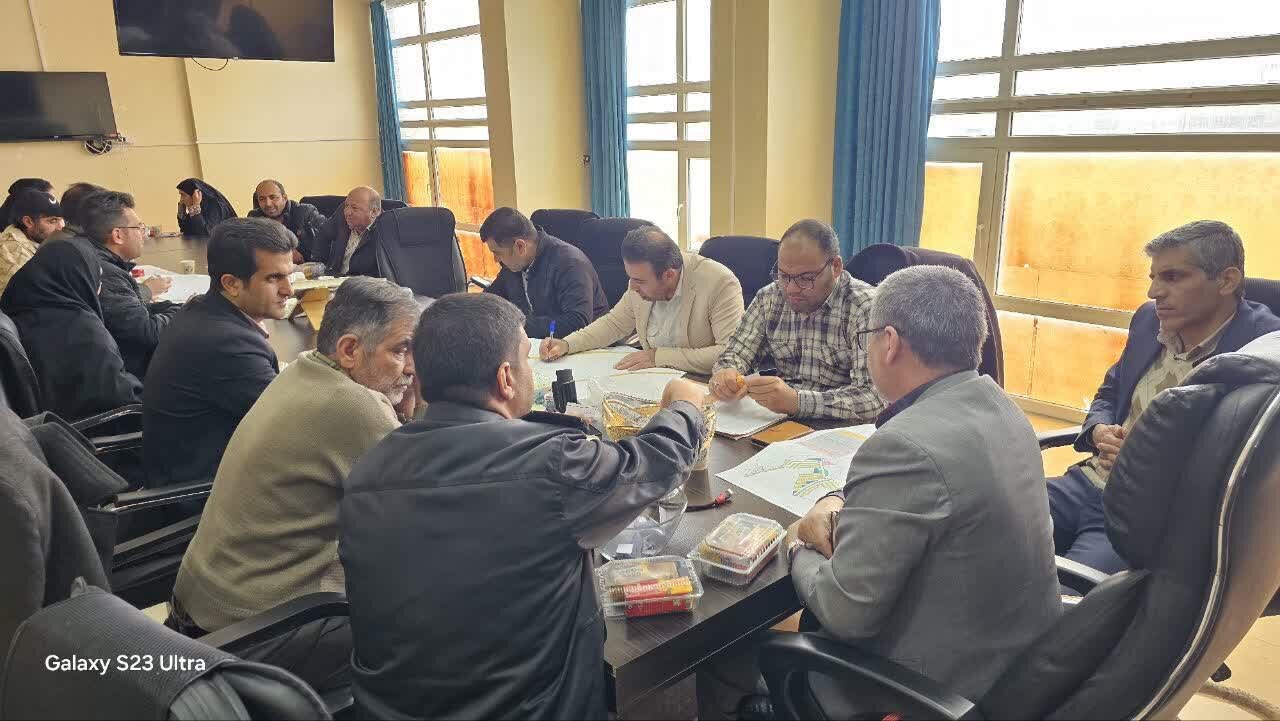 مراسم قرعهکشی ۱۰۷ پلاک زمین برای طرح جوانی جمعیت در شهرستان فارسان برگزار شد. مراسم قرعهکشی ۱۰۷ پلاک زمین برای طرح جوانی جمعیت در شهرستان فارسان برگزار شد.