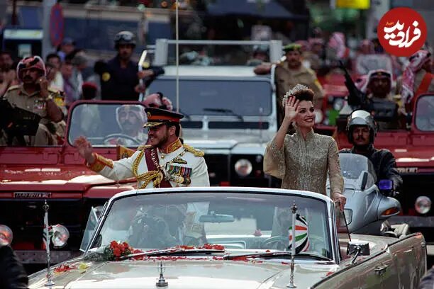 عکس/ ملکه رانیا و ملک عبدالله پادشاه اردن در حال ادای احترام به جمعیت؛ سال ۱۳۷۸
