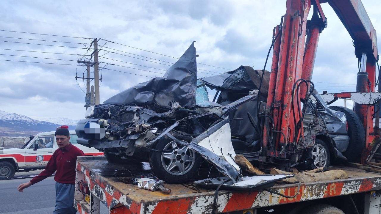 عکس شگفتانگیز از پراید پس از برخورد با تریلی منتشر شد. عکس شگفتانگیز از پراید پس از برخورد با تریلی منتشر شد.