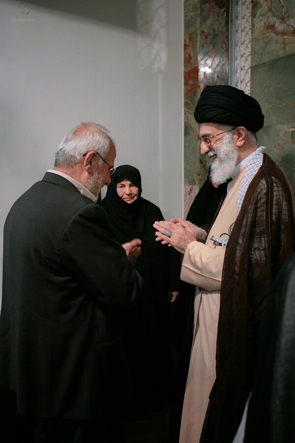 تصاویر پدر و مادر شهید نصرالله در کنار رهبر انقلاب