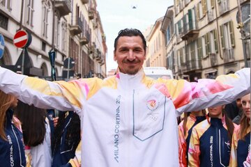 عکس | مشعل المپیک زمستانی در دست زلاتان