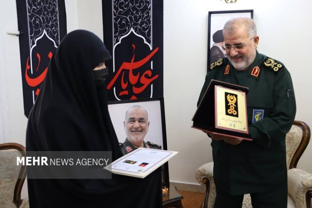 تصویری از اعطای درجه سپهبدی به خانواده شهید سلامی/ گفت و گوی سردار پاکپور و دختر شهید سلامی درباره چه بود؟