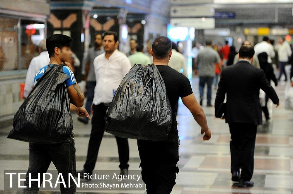 مترو، آخرین ایستگاه معیشت نابینایان؛ از شیروان تا تهران سفر ۹۰۰ کیلومتری برای یک لقمه نان/ «فقر و بی‌کسی راه آرزوها را می‌بندد»