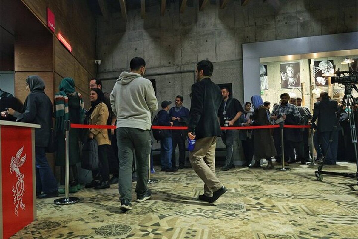 برنامهریزی ۲۳ نمایش ویژه برای آثار جشنواره فیلم فجر در تاریخ ۱۷ بهمن انجام شد. برنامهریزی ۲۳ نمایش ویژه برای آثار جشنواره فیلم فجر در تاریخ ۱۷ بهمن انجام شد.