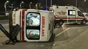 ببینید | زخمی شدن پرسنل آمبولانس بر اثر واژگونی