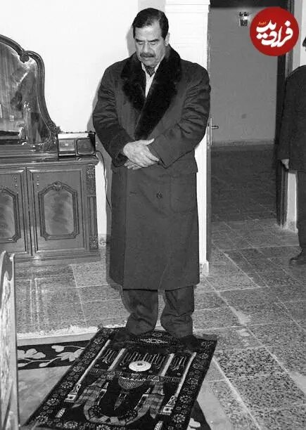 عکس/ صدام حسین در حال نماز خواندن در خانهای در بغداد؛ سال ۱۳۶۹