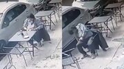 ببینید | لحظه هولناک سقوط شیشه از ارتفاع بالا روی سر یک مشتری در کافه