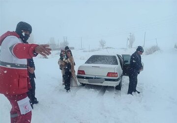 اسکان اضطراری ۲۷۰ مسافر در محور تاراز/ خودروهای بدون زنجیرچرخ گرفتار می‌شوند