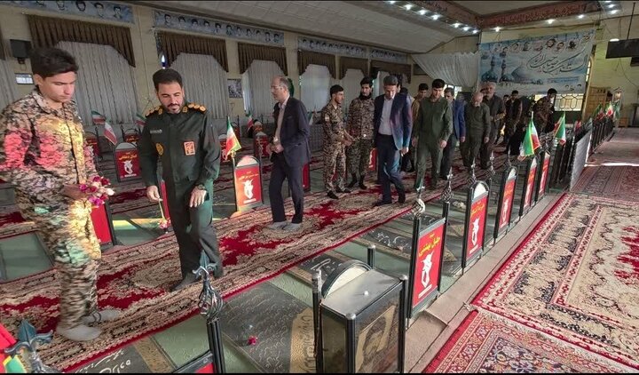 غبار روبی و عطر افشانی قبور شهدا در شهرستان میبد