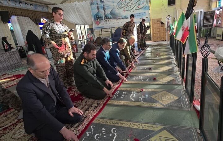 غبار روبی و عطر افشانی قبور شهدا در شهرستان میبد