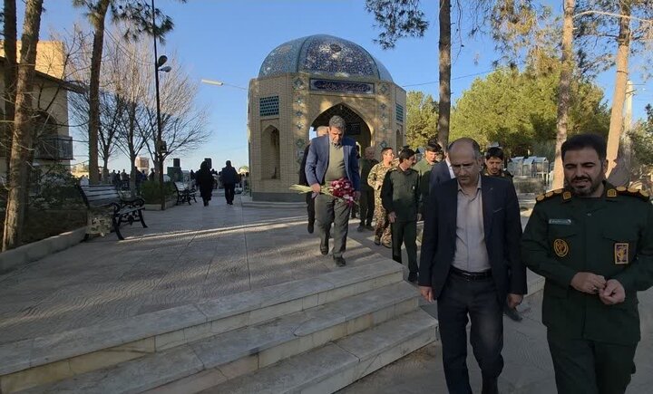 غبار روبی و عطر افشانی قبور شهدا در شهرستان میبد