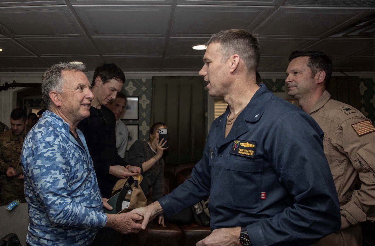 ویتکاف از ناو آبراهام لینکلن: با خلبانی که پهپاد ایران را سرنگون کرد دیدار کردم، عزم آمریکایی این‌گونه است + تصاویر