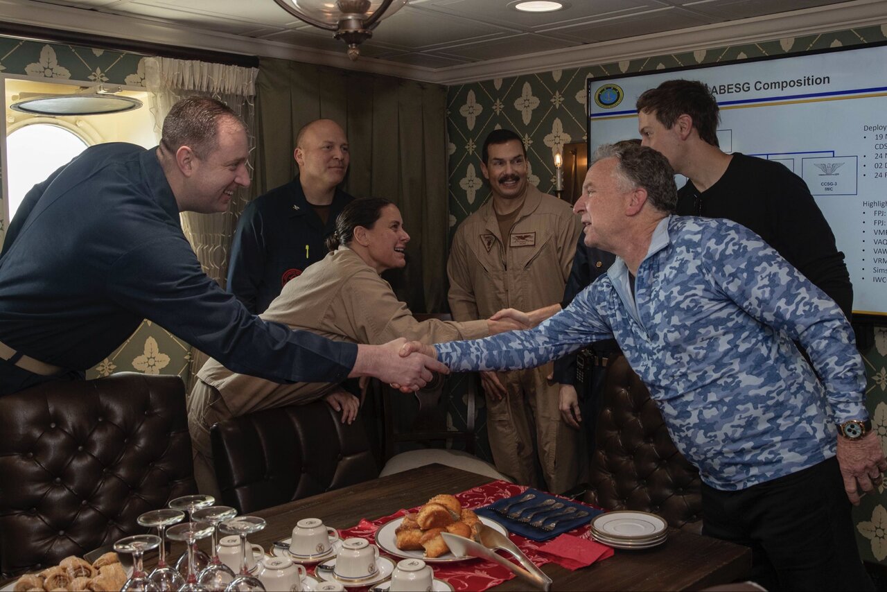 ویتکاف از ناو آبراهام لینکلن: با خلبانی که پهپاد ایران را سرنگون کرد دیدار کردم، عزم آمریکایی اینگونه است + تصاویر