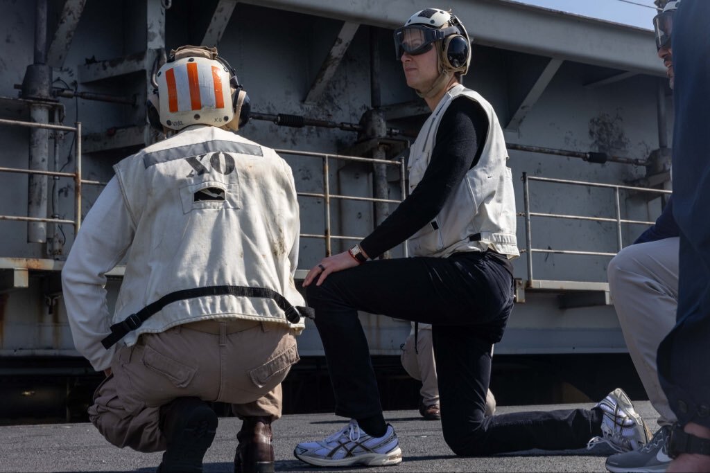 ویتکاف از ناو آبراهام لینکلن: با خلبانی که پهپاد ایران را سرنگون کرد دیدار کردم، عزم آمریکایی این‌گونه است + تصاویر