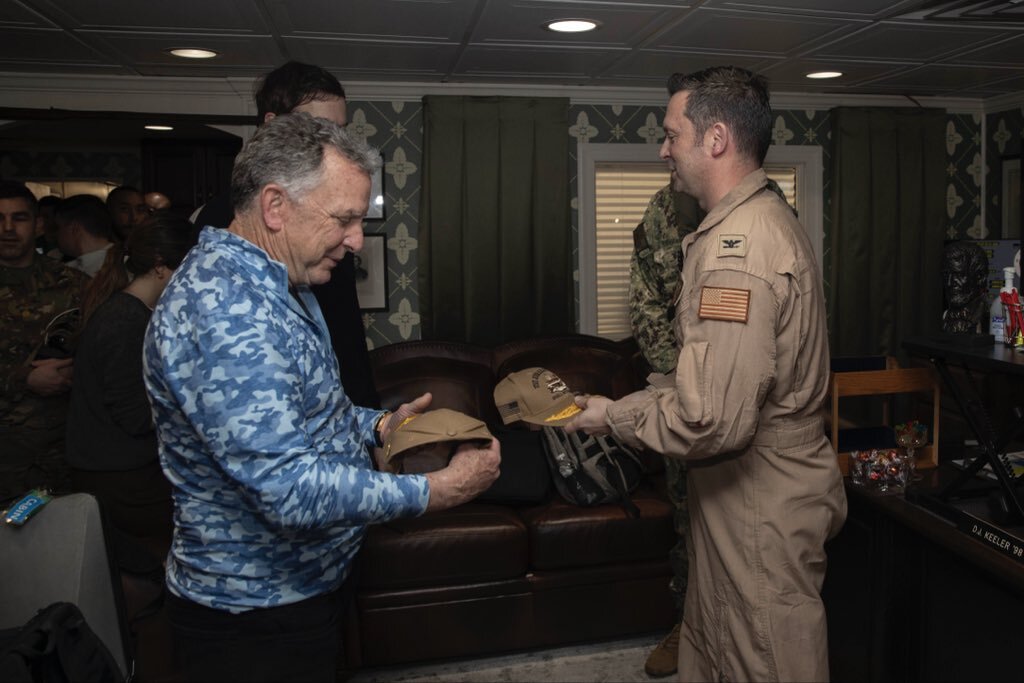 ویتکاف از ناو آبراهام لینکلن: با خلبانی که پهپاد ایران را سرنگون کرد دیدار کردم، عزم آمریکایی این‌گونه است + تصاویر