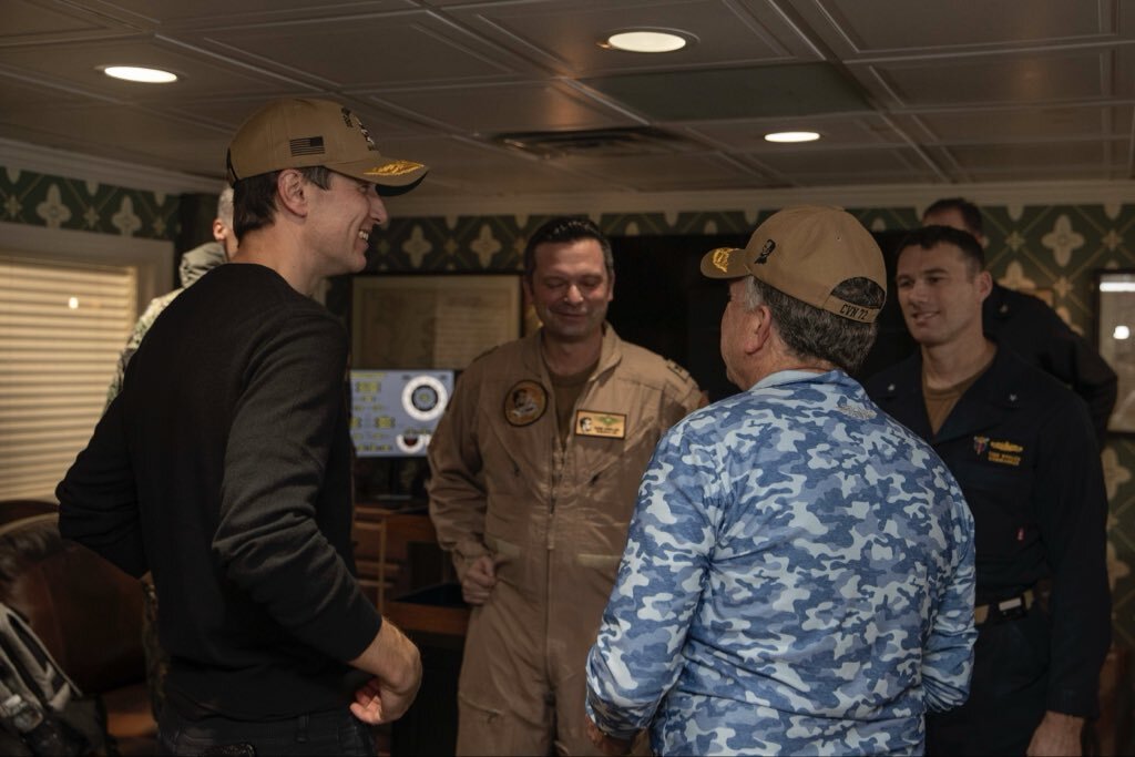 ویتکاف از ناو آبراهام لینکلن: با خلبانی که پهپاد ایران را سرنگون کرد دیدار کردم، عزم آمریکایی اینگونه است + تصاویر