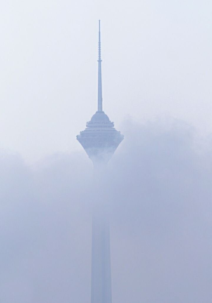 عکس | برج میلاد در میان مه صبحگاهی یکشنبه ۱۹ بهمن
