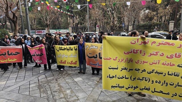 تجمع مالباختگان بازارچه جنت مقابل شهرداری/ عکس